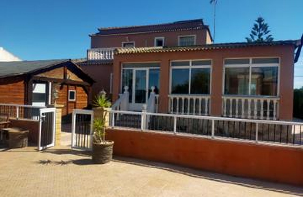 Resale - Villa - Elche