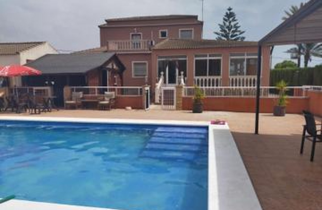 Resale - Villa - Elche
