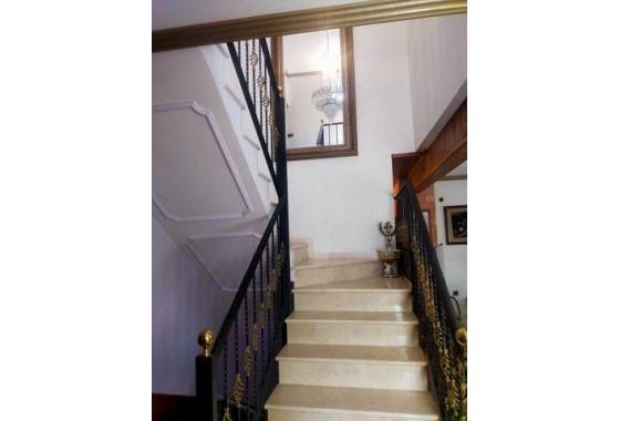 Resale - Villa - Elche