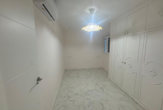 Resale - Apartment / flat - Torrevieja - Muelle Pesquero