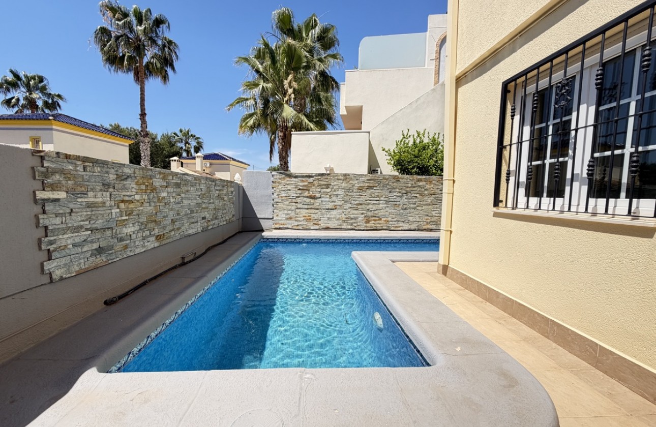 Resale - Villa - Las Ramblas Golf
