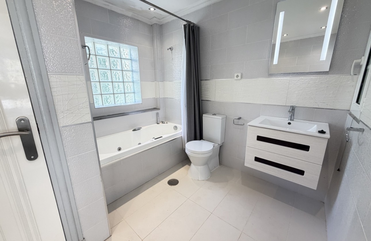 Resale - Villa - Las Ramblas Golf
