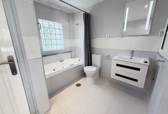 Resale - Villa - Las Ramblas Golf