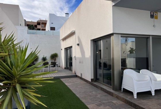Revente - Chalet / Villa - Orihuela Costa - Villamartin