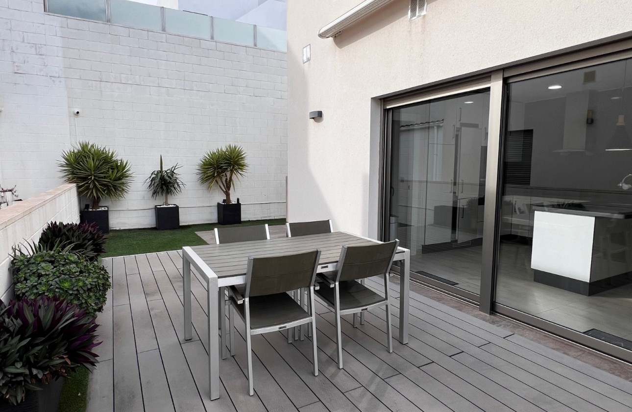 Revente - Chalet / Villa - Orihuela Costa - Villamartin