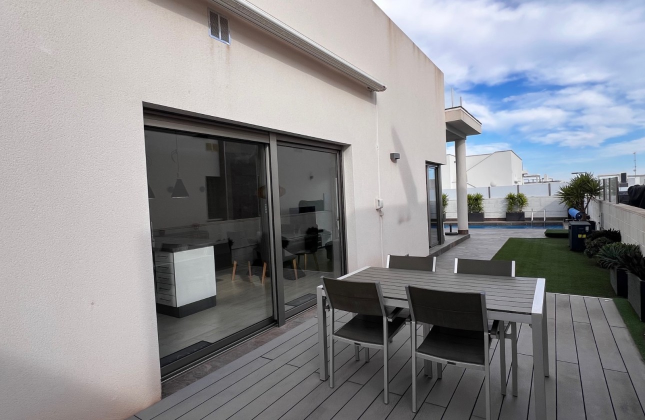 Revente - Chalet / Villa - Orihuela Costa - Villamartin