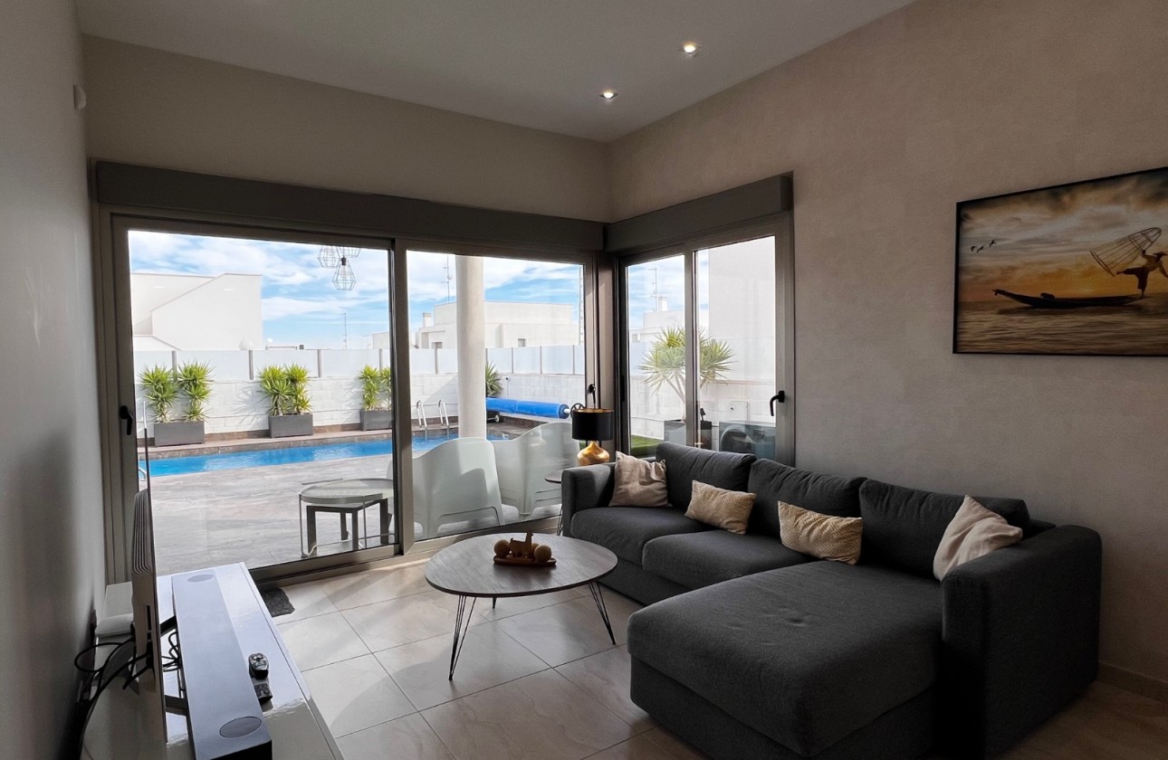 Revente - Chalet / Villa - Orihuela Costa - Villamartin