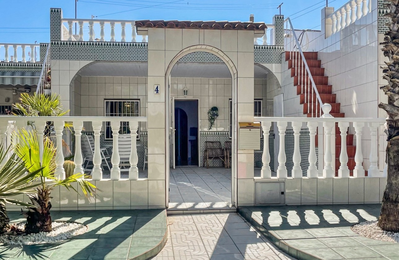 Resale - Villa - Torrevieja - La Siesta - El Salado -  Torreta