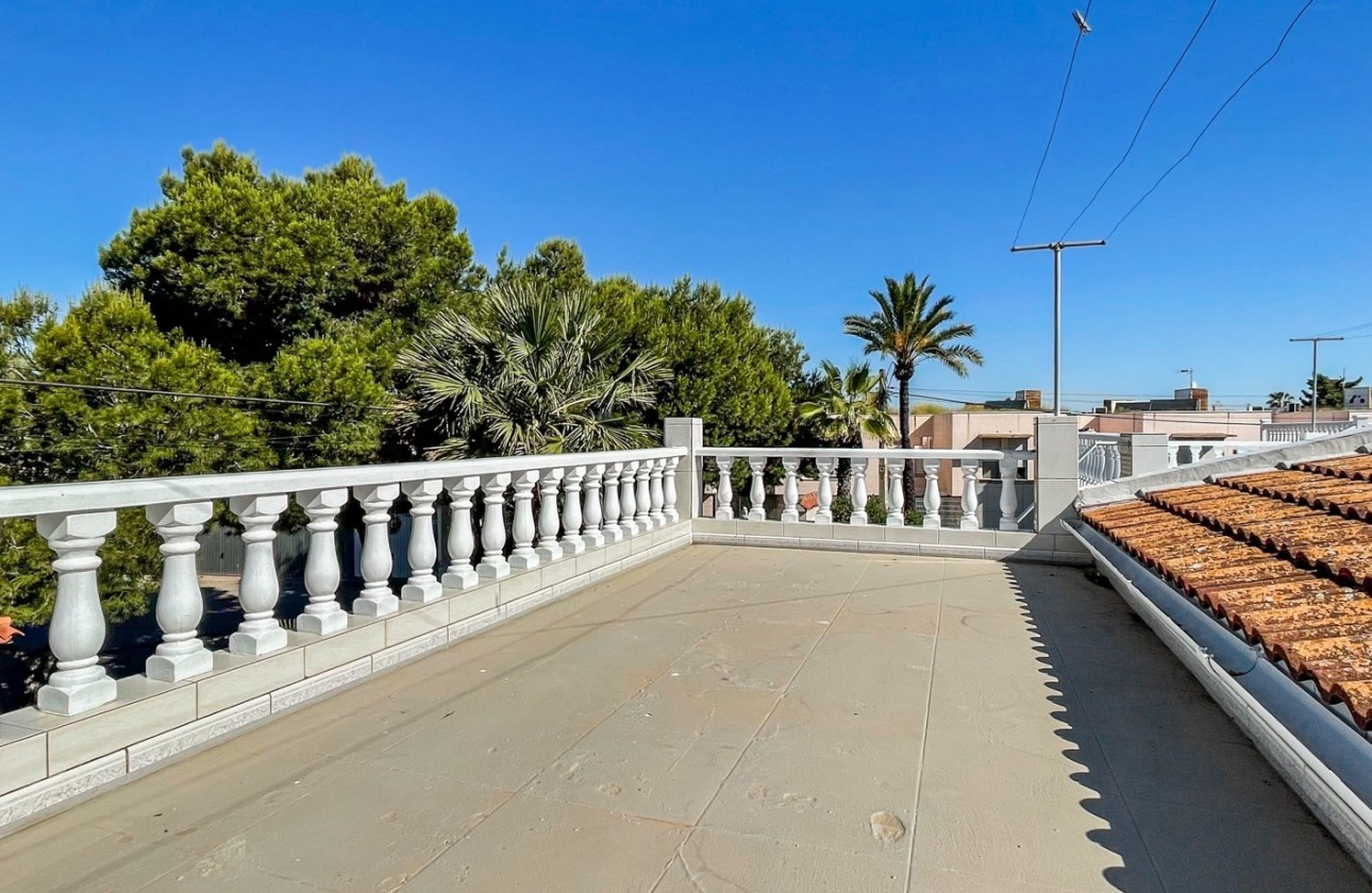 Resale - Villa - Torrevieja - La Siesta - El Salado -  Torreta