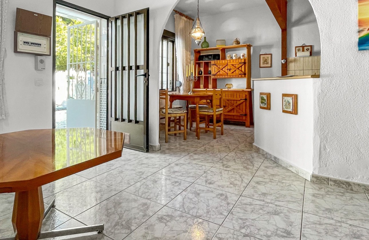 Resale - Villa - Torrevieja - La Siesta - El Salado -  Torreta