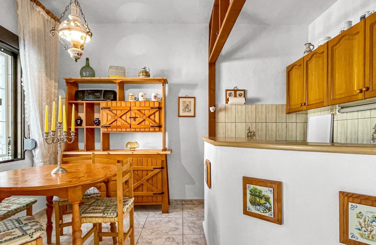 Resale - Villa - Torrevieja - La Siesta - El Salado -  Torreta