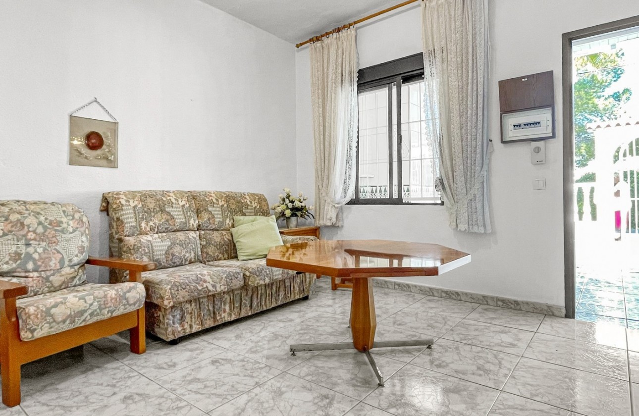 Resale - Villa - Torrevieja - La Siesta - El Salado -  Torreta