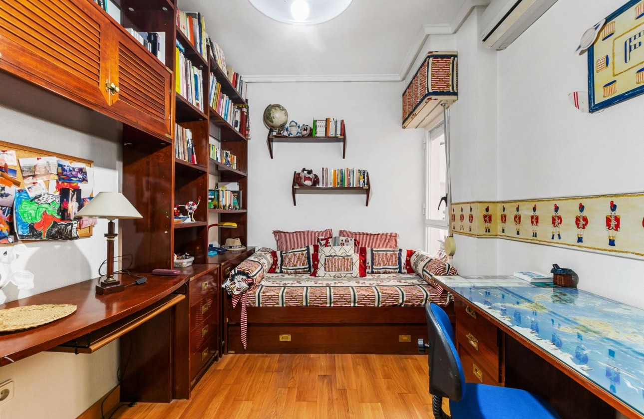 Resale - Apartment / flat - Torrevieja - Centro - Muelle Pesquero