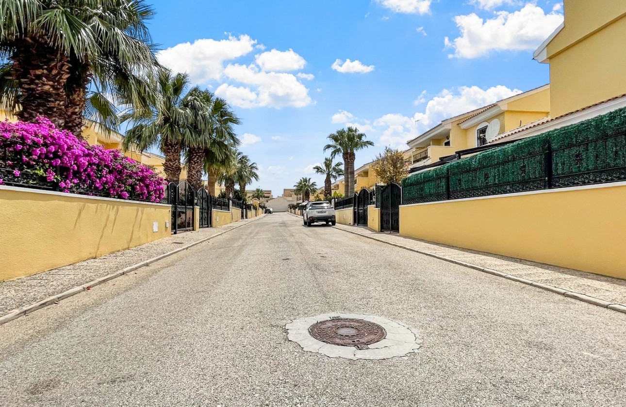 Resale - Villa - Orihuela Costa - Los Dolses