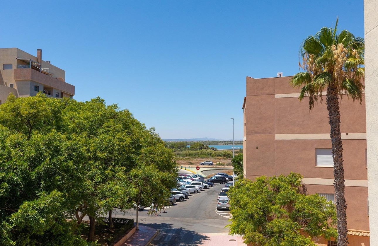 Resale - Apartment / flat - Torrevieja - La Mata pueblo