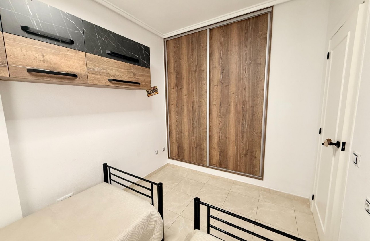 Resale - Apartment / flat - Torrevieja - Estacion de autobuses