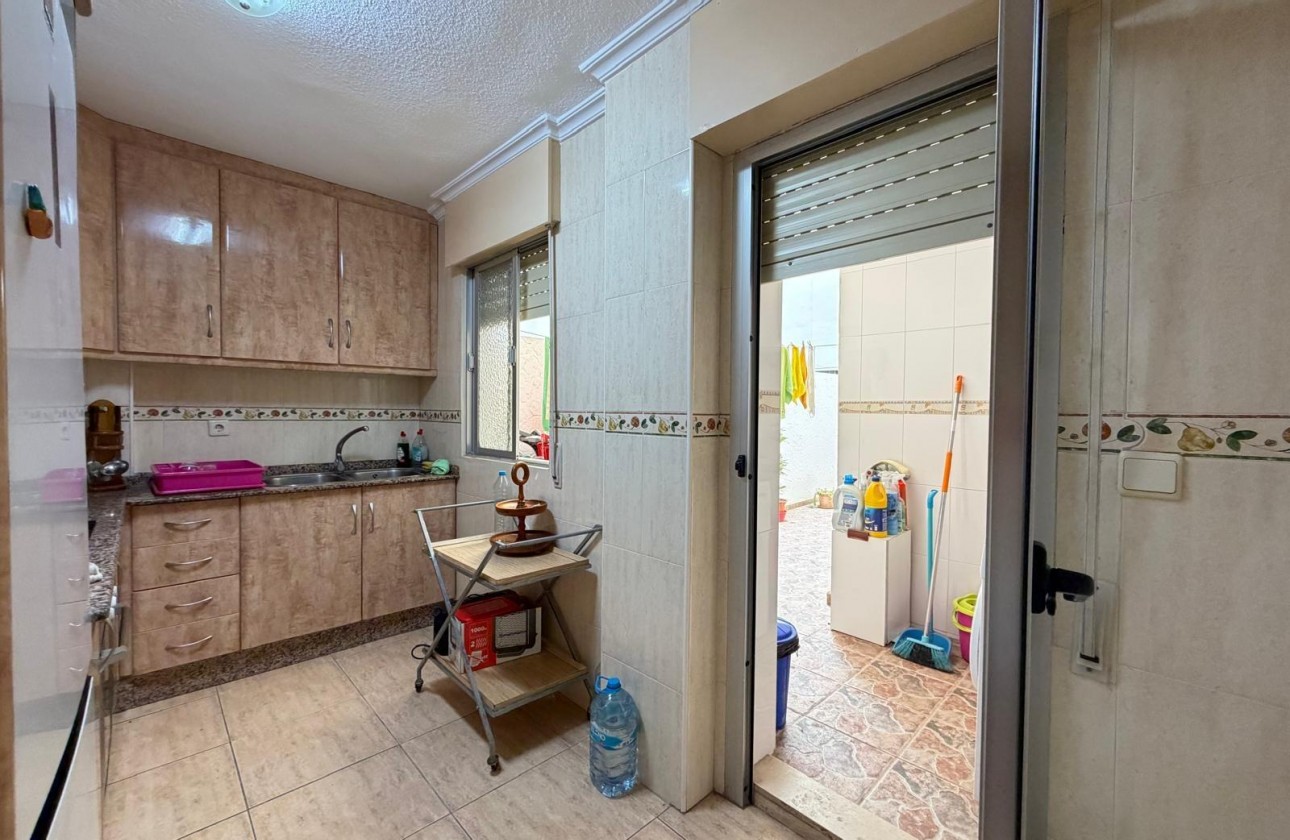 Resale - Apartment / flat - Torrevieja - Las Piscinas Naturales