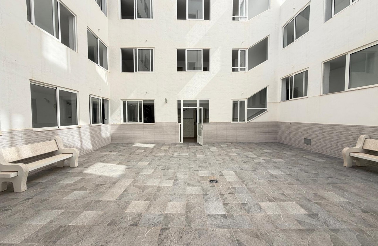 Resale - Apartment / flat - Torrevieja - Las Piscinas Naturales