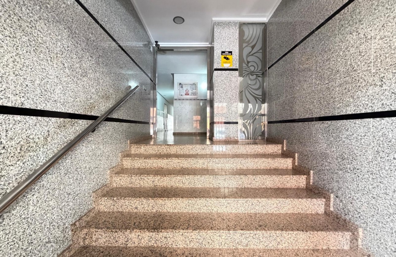 Resale - Apartment / flat - Torrevieja - Las Piscinas Naturales
