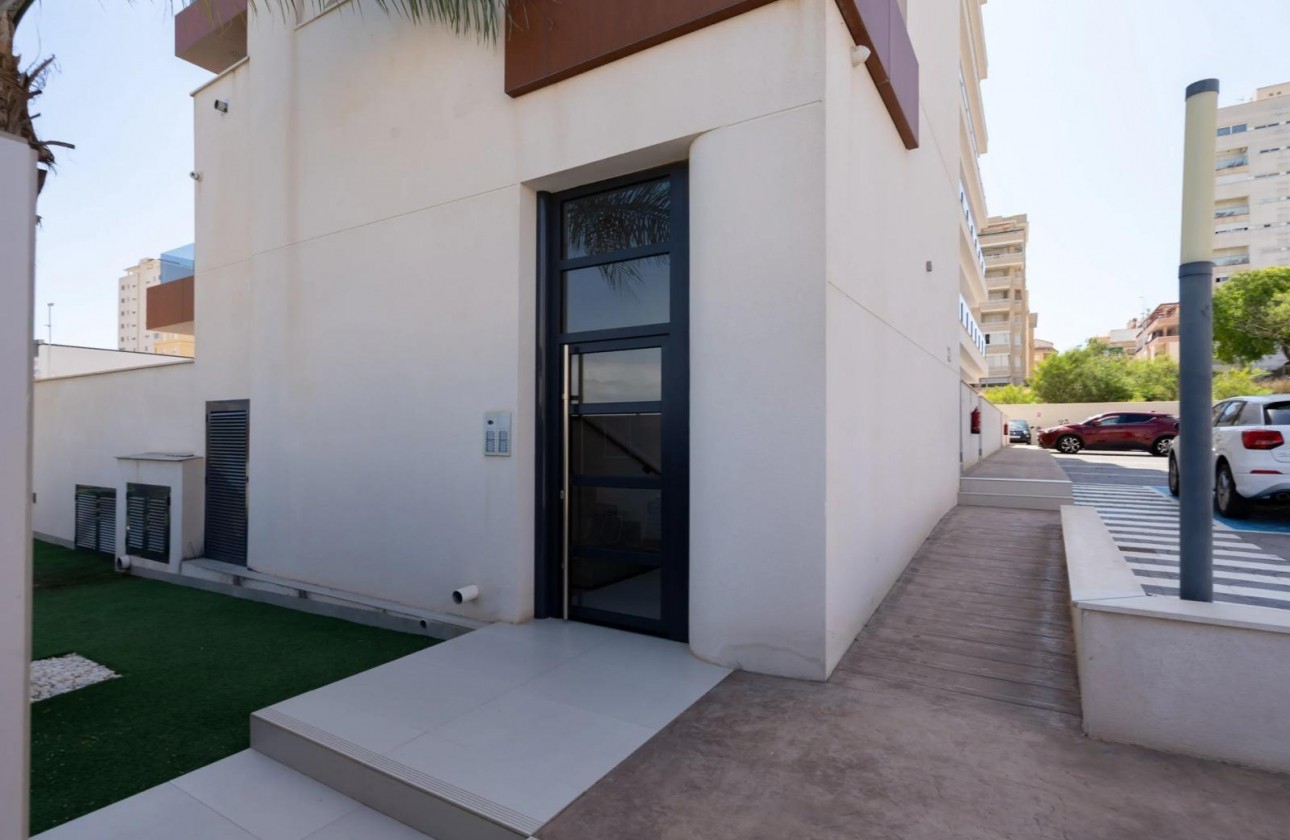 Resale - Apartment / flat - Guardamar del Segura - Puerto Deportivo
