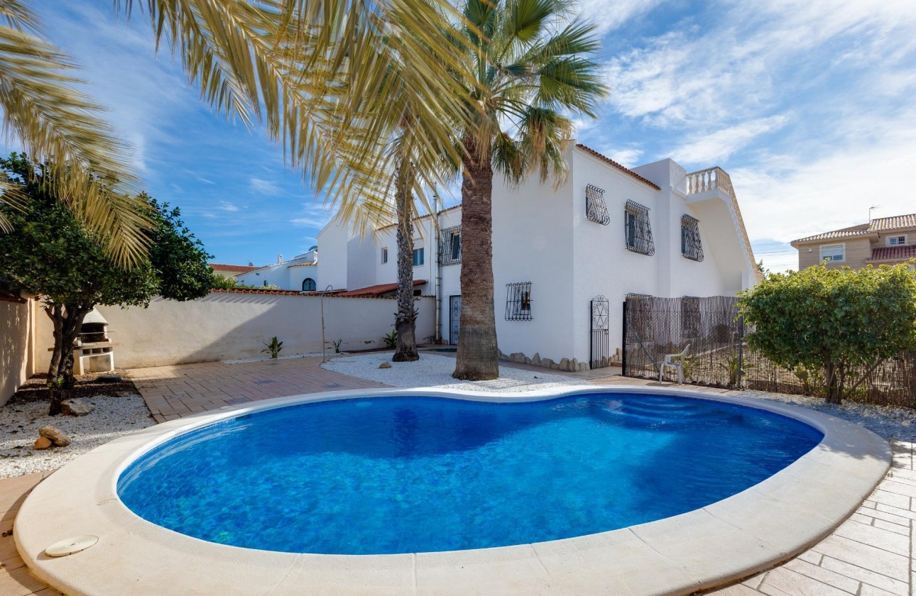 Resale - Villa - Torrevieja - La Siesta - El Salado - Torreta