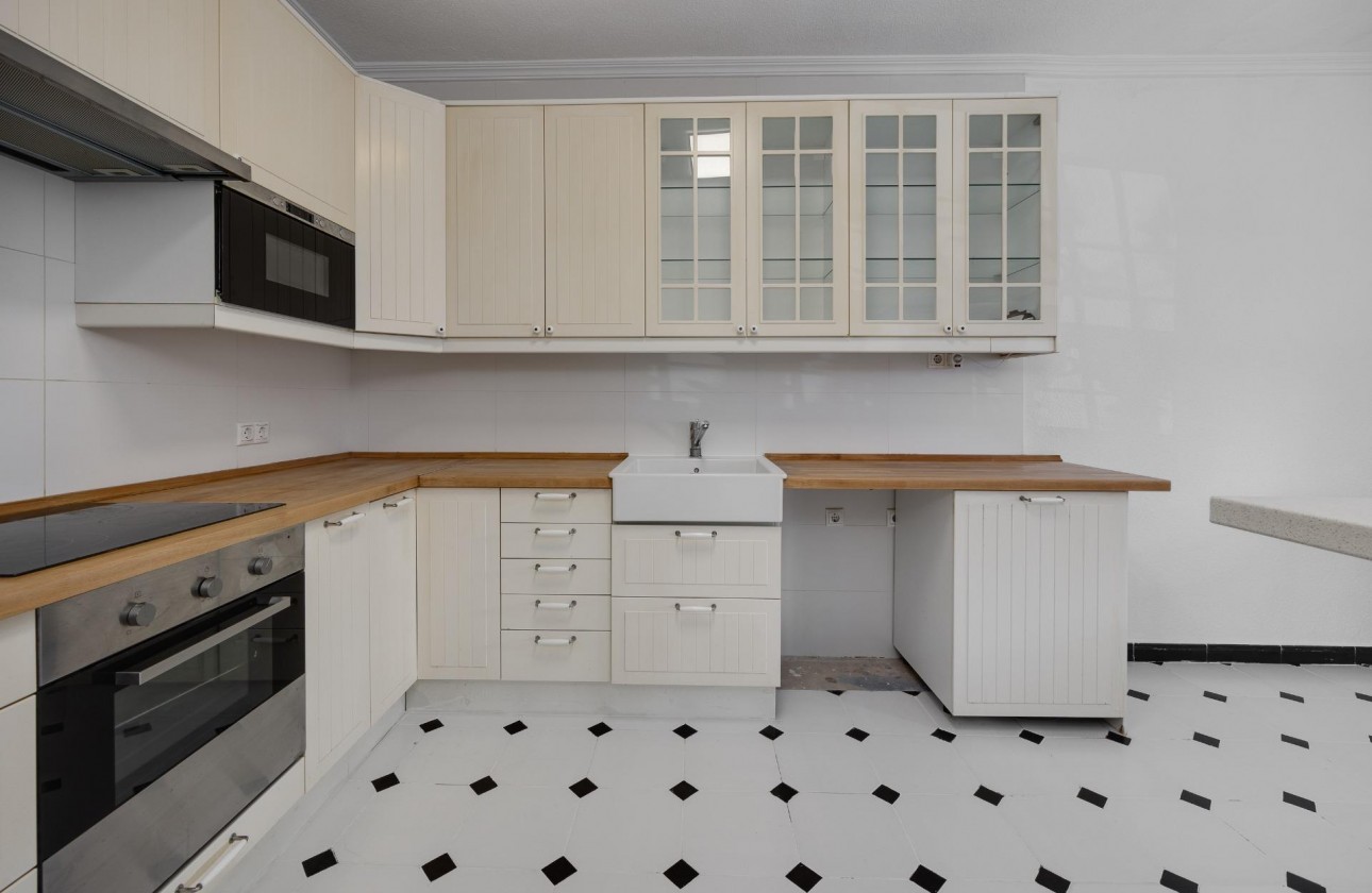 Resale - Villa - Torrevieja - La Siesta - El Salado - Torreta
