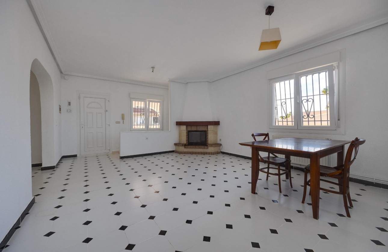 Resale - Villa - Torrevieja - La Siesta - El Salado - Torreta