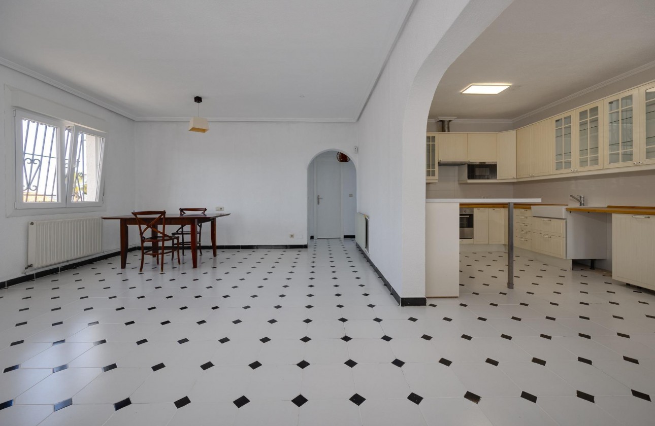 Resale - Villa - Torrevieja - La Siesta - El Salado - Torreta