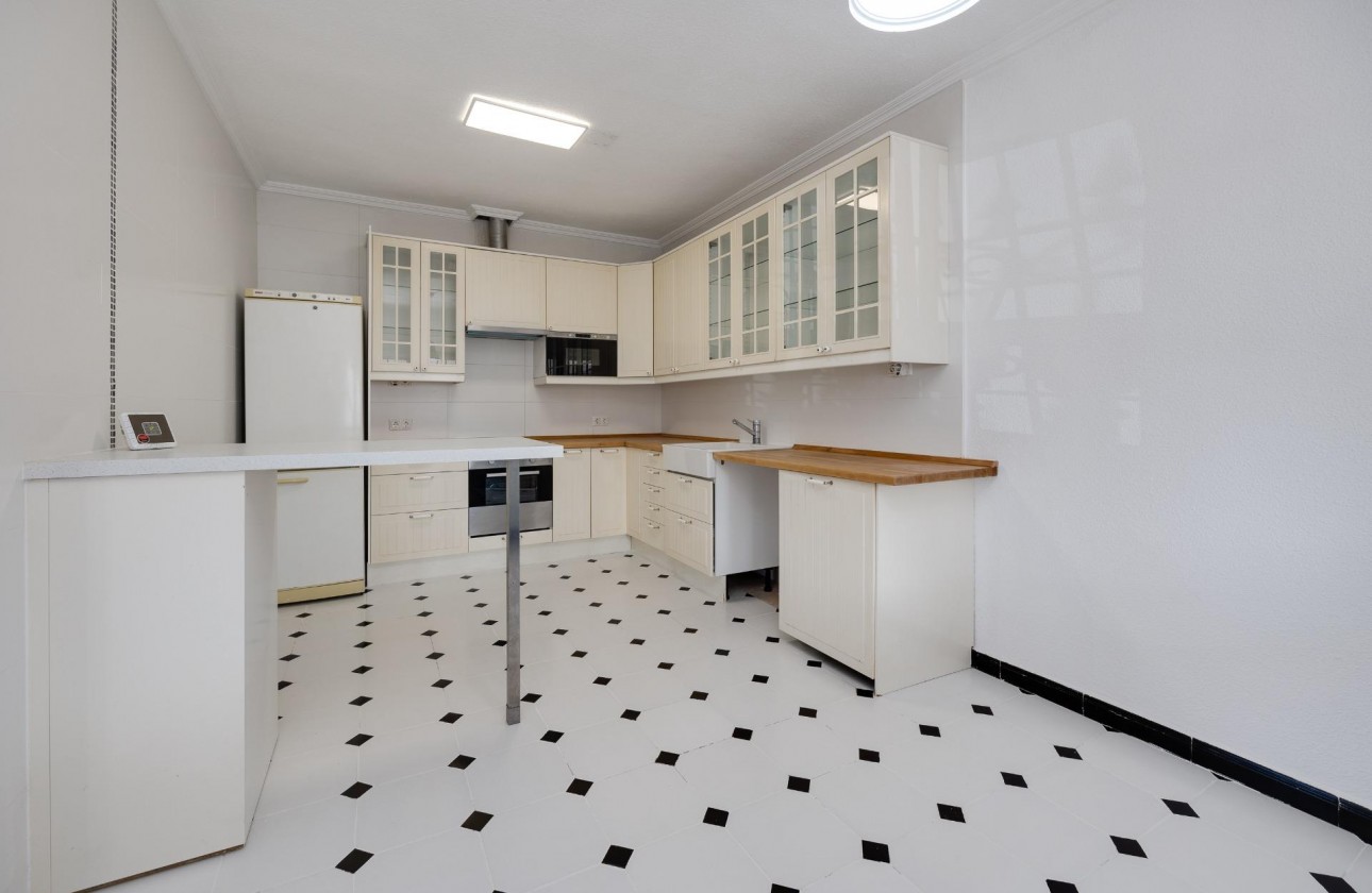 Resale - Villa - Torrevieja - La Siesta - El Salado - Torreta