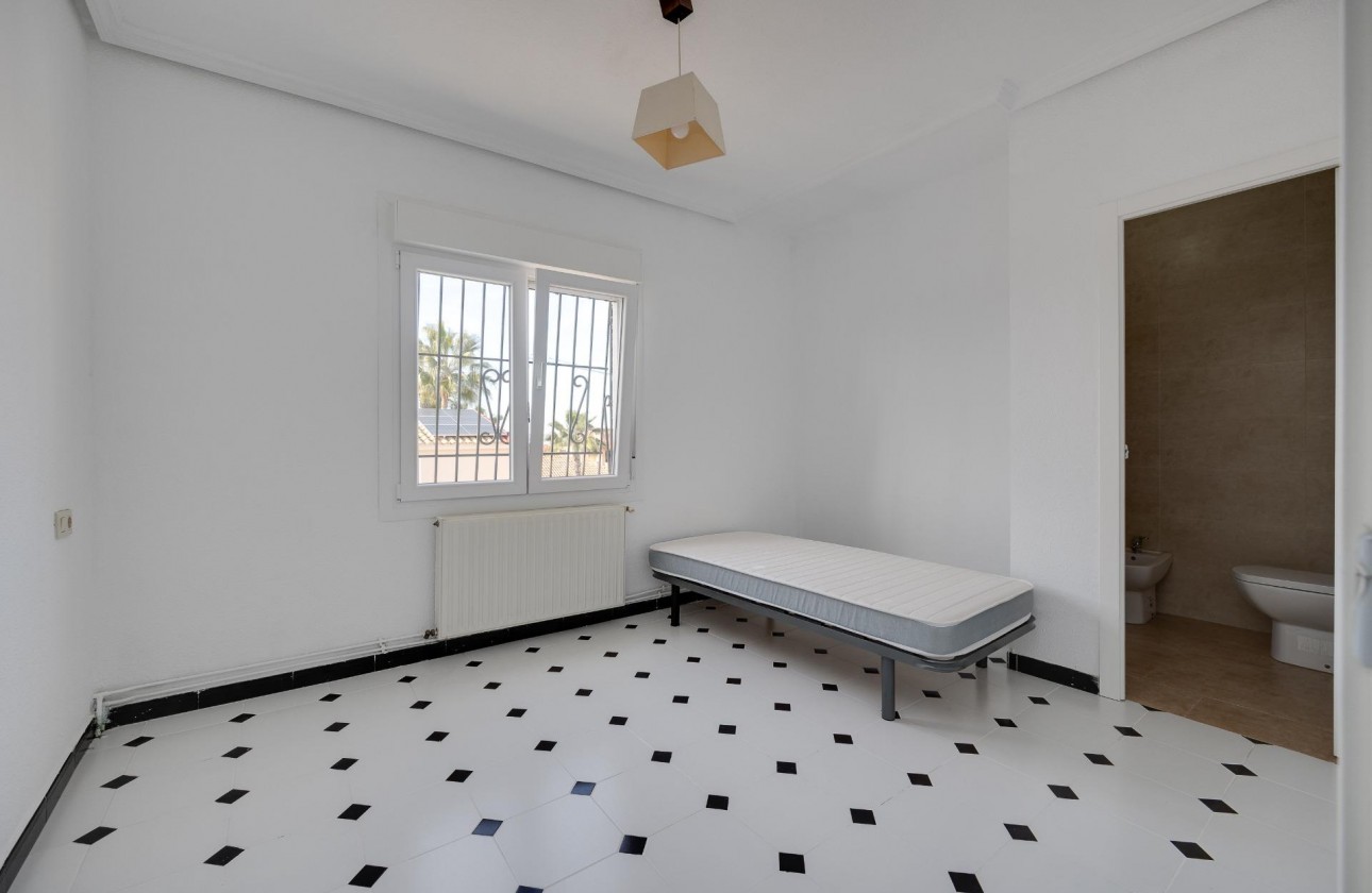 Resale - Villa - Torrevieja - La Siesta - El Salado - Torreta