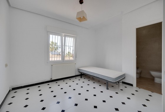 Resale - Villa - Torrevieja - La Siesta - El Salado - Torreta