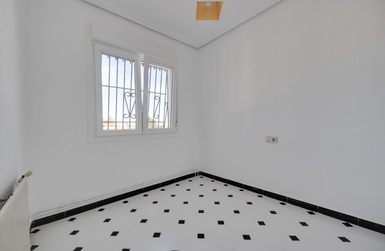 Resale - Villa - Torrevieja - La Siesta - El Salado - Torreta