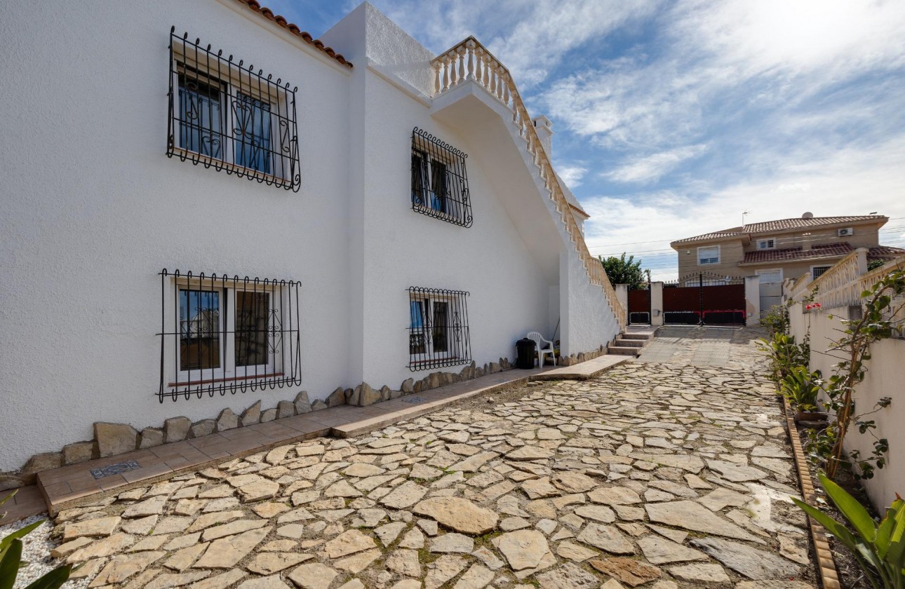Resale - Villa - Torrevieja - La Siesta - El Salado - Torreta