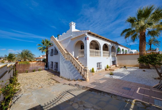 Resale - Villa - Torrevieja - La Siesta - El Salado - Torreta