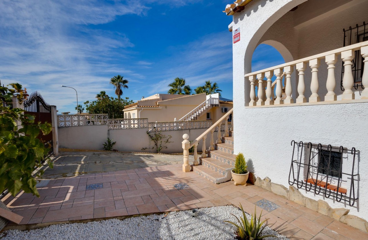 Resale - Villa - Torrevieja - La Siesta - El Salado - Torreta