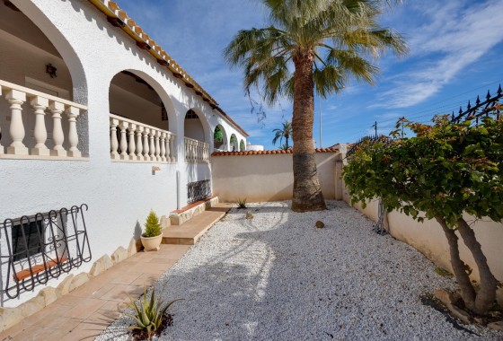 Resale - Villa - Torrevieja - La Siesta - El Salado - Torreta