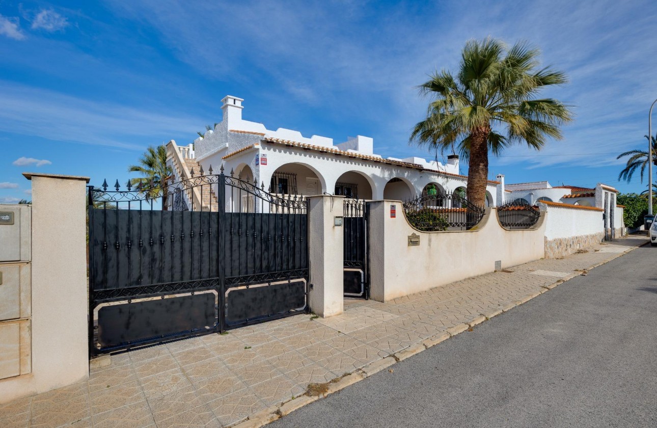 Resale - Villa - Torrevieja - La Siesta - El Salado - Torreta