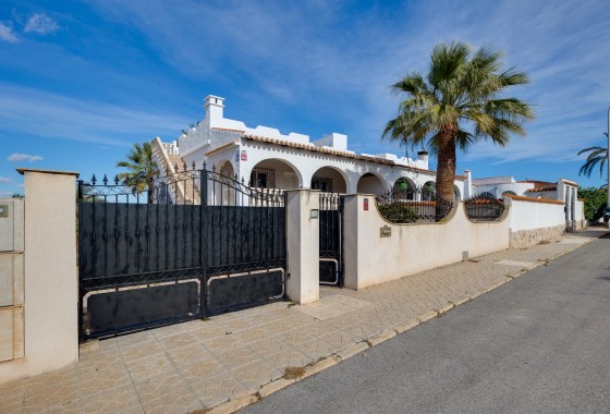 Resale - Villa - Torrevieja - La Siesta - El Salado - Torreta