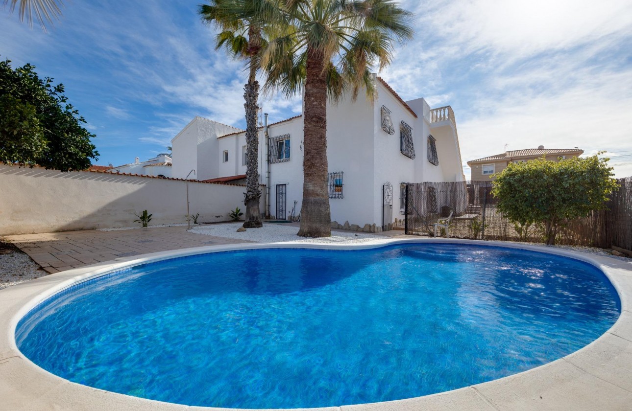 Resale - Villa - Torrevieja - La Siesta - El Salado - Torreta