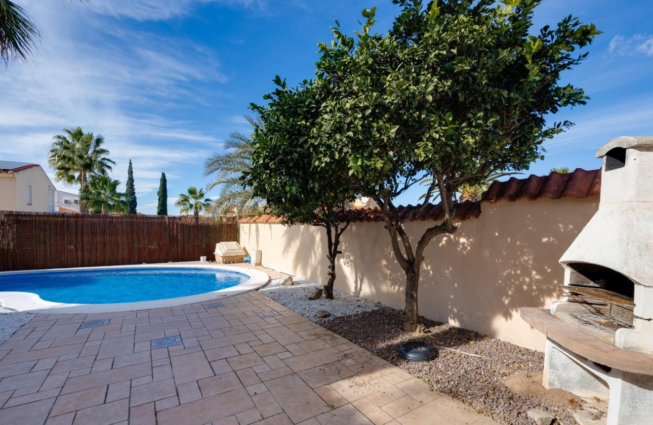 Resale - Villa - Torrevieja - La Siesta - El Salado - Torreta
