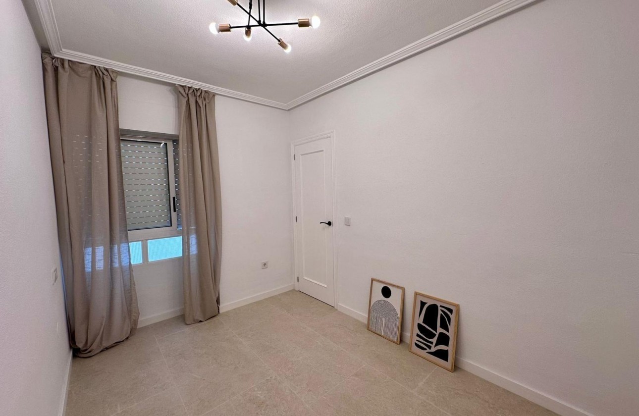 Resale - Apartment / flat - Torrevieja - Estacion de autobuses