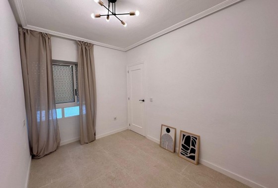 Resale - Apartment / flat - Torrevieja - Estacion de autobuses