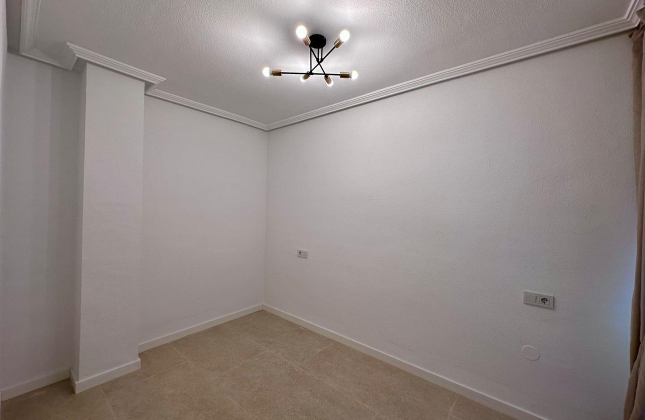Resale - Apartment / flat - Torrevieja - Estacion de autobuses