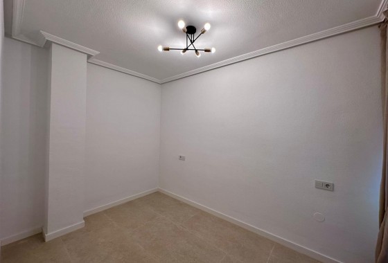 Resale - Apartment / flat - Torrevieja - Estacion de autobuses