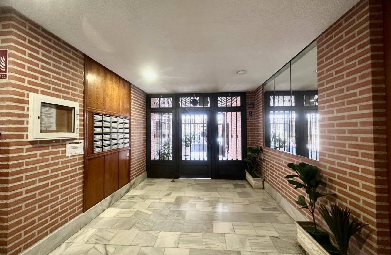 Resale - Apartment / flat - Torrevieja - Estacion de autobuses