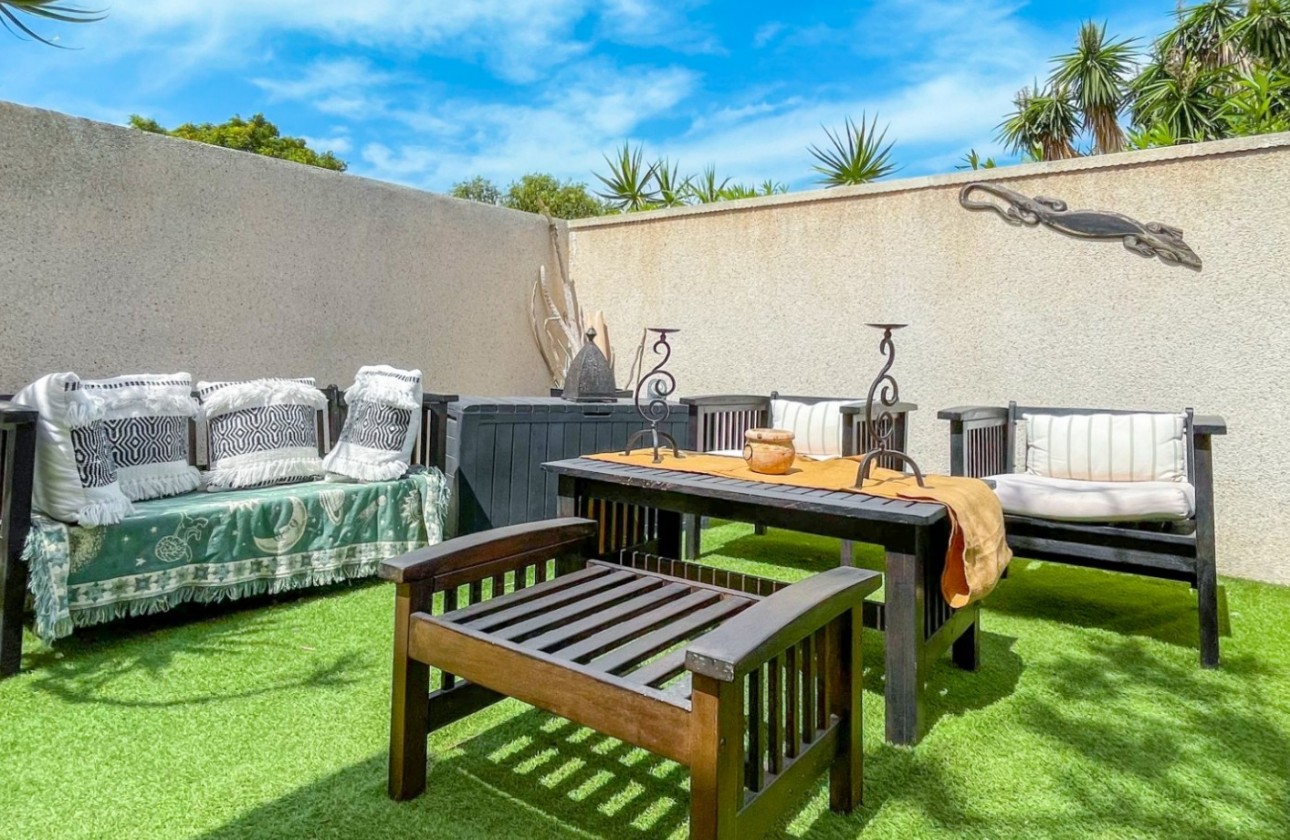 Resale - Villa - Torrevieja - La Siesta - El Salado -  Torreta