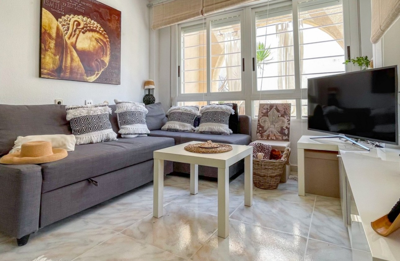 Resale - Villa - Torrevieja - La Siesta - El Salado -  Torreta
