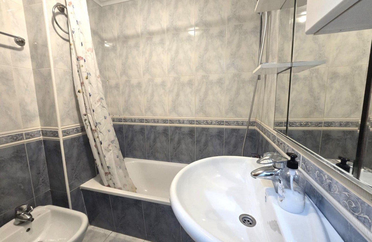 Resale - Apartment / flat - Torrevieja - Las Piscinas Naturales