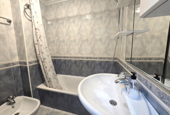 Resale - Apartment / flat - Torrevieja - Las Piscinas Naturales