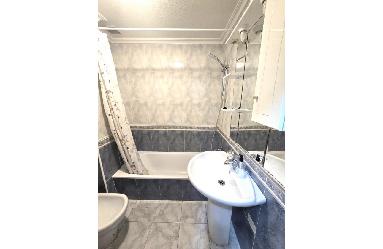 Resale - Apartment / flat - Torrevieja - Las Piscinas Naturales